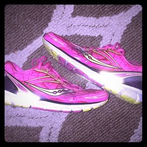Women’s Saucony Breakthru Running Shoes Size 9